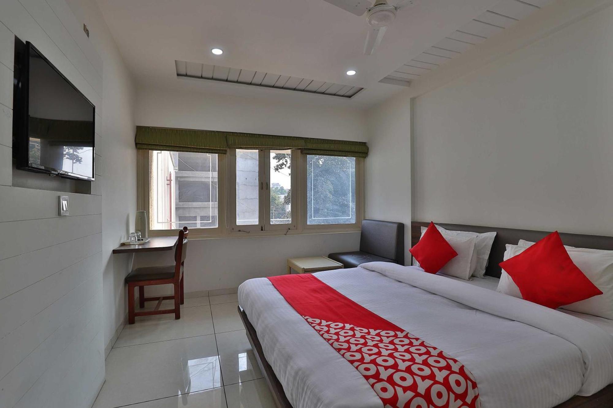 Hotel Panchsheel Vadodara Buitenkant foto