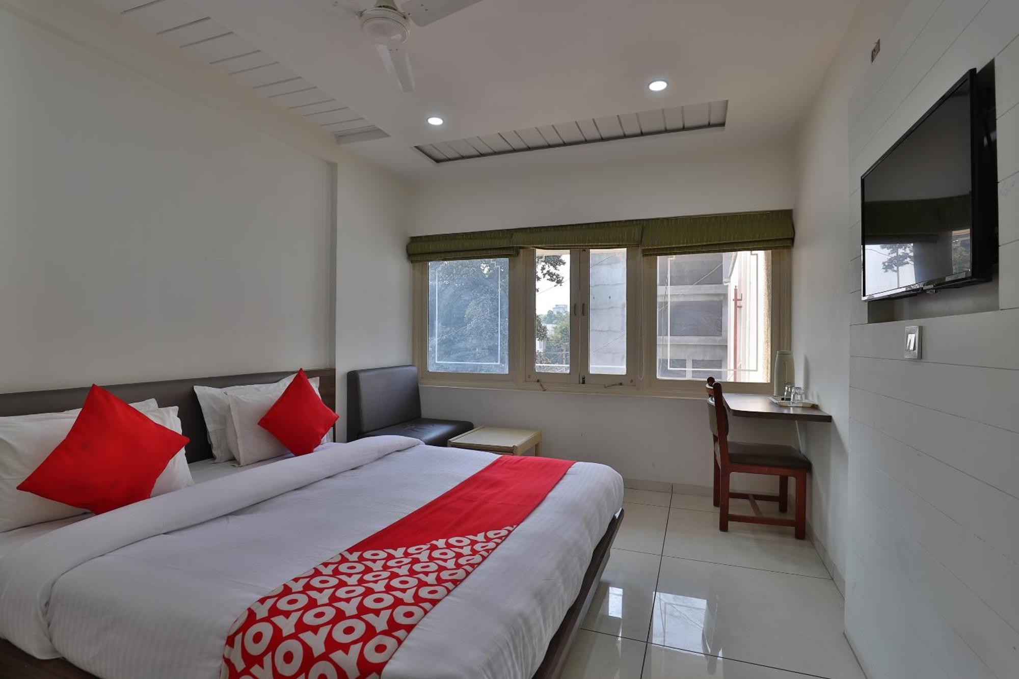 Hotel Panchsheel Vadodara Buitenkant foto